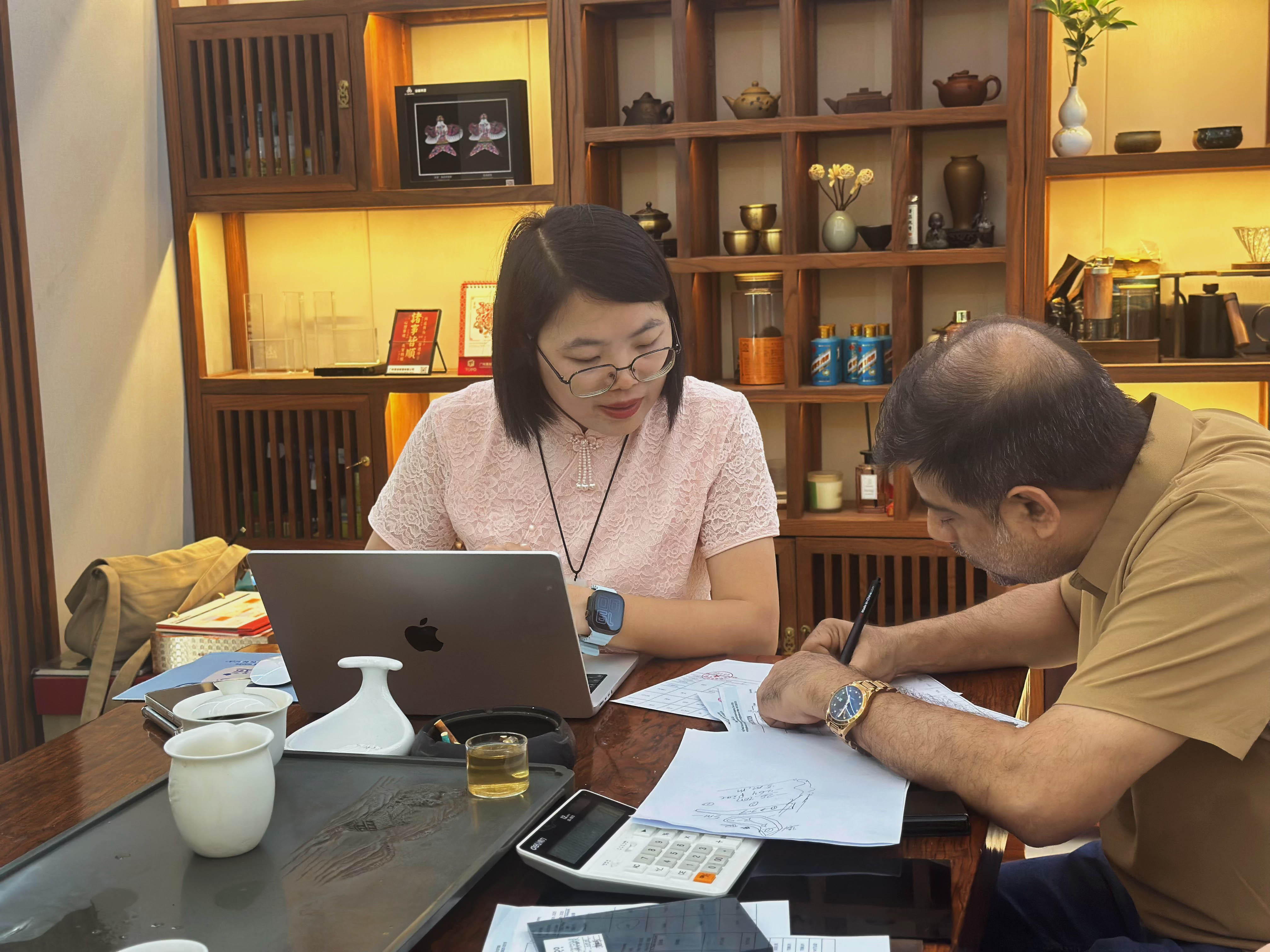 【外贸客户来访纪实】阿联酋客户到访清池玻璃，实地考察深化合作意向1.jpg