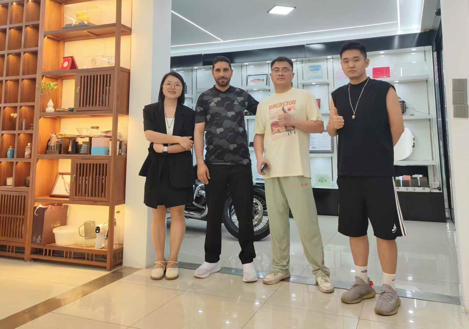 阿联酋客户携手共拓高端建筑中空玻璃市场 (6).jpg