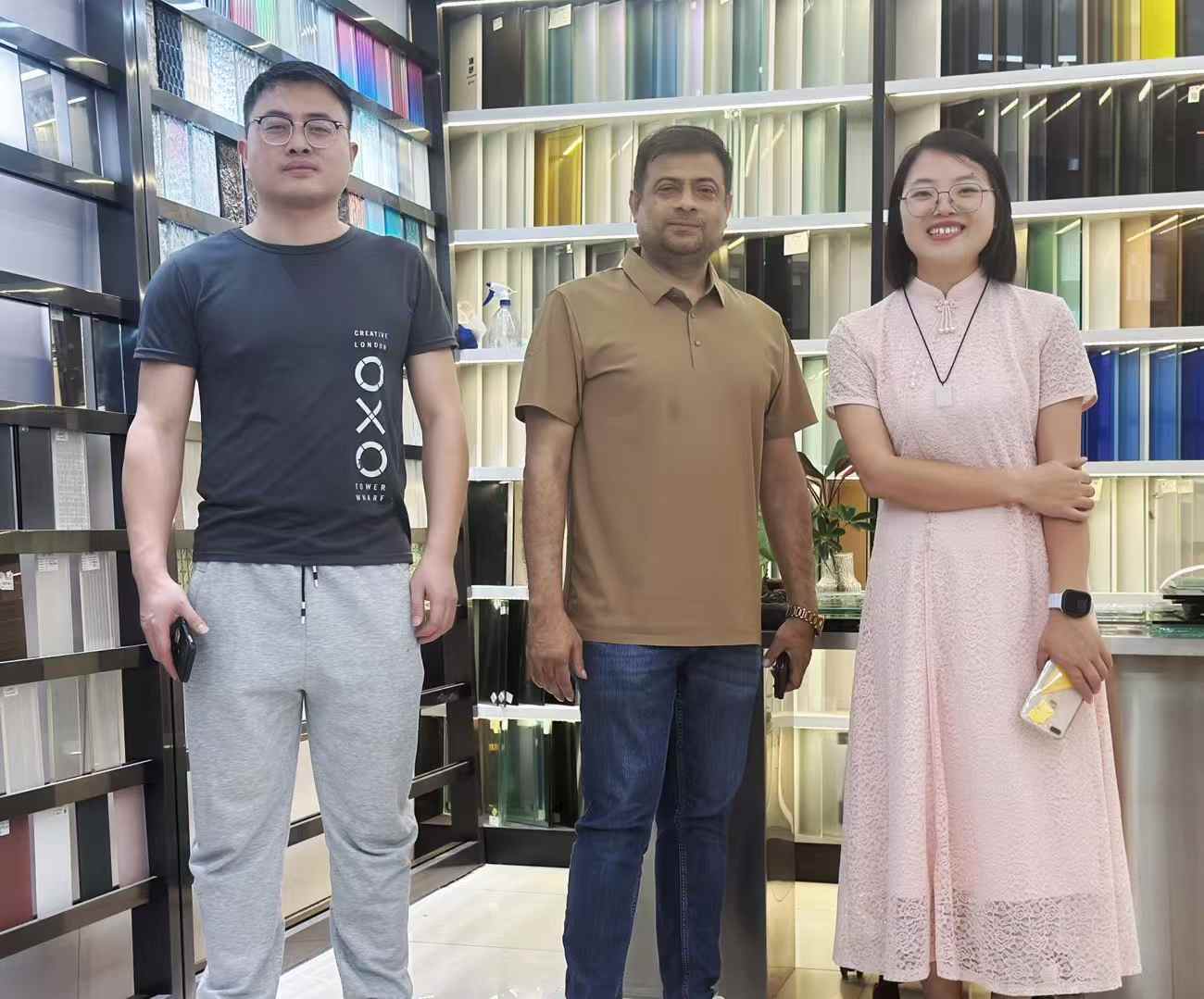【外贸客户来访纪实】阿联酋客户到访清池玻璃，实地考察深化合作意向 (1).jpg